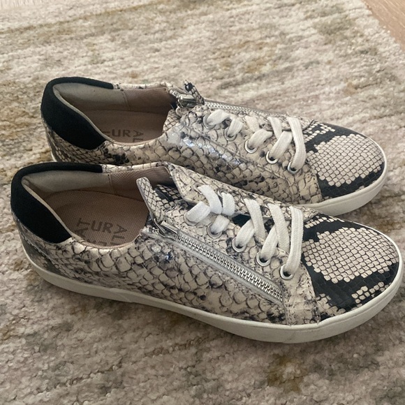 Naturalizer snake skin sneakers! - Picture 2 of 5